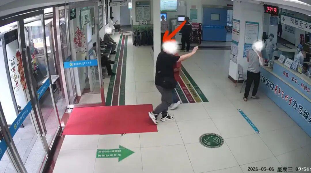 九游-广州一男子胸痛捂着胸口独自就医，8分钟后正准备进手术室时突然心跳呼吸骤停！医生提醒：一定不要拖延